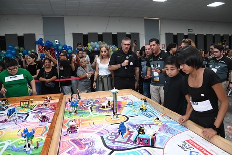 Apodaca premia talento de 160 niños y jóvenes en la Escuela de Robótica