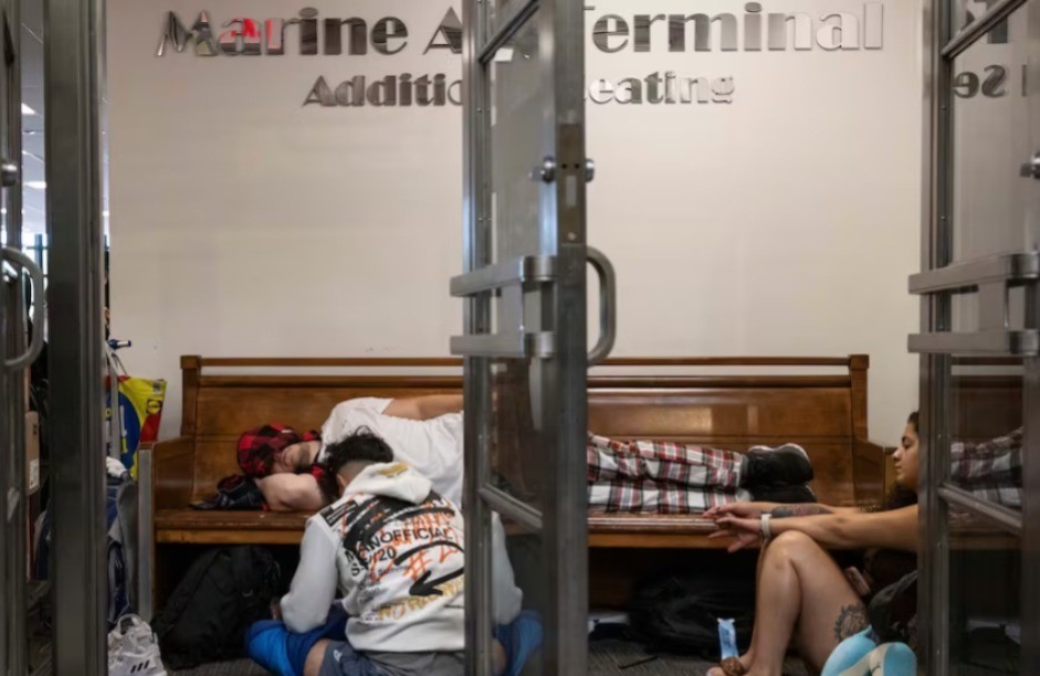 Personas durmiendo a la espera del problema en el aeropuerto de Los Ángeles. Foto: El País.