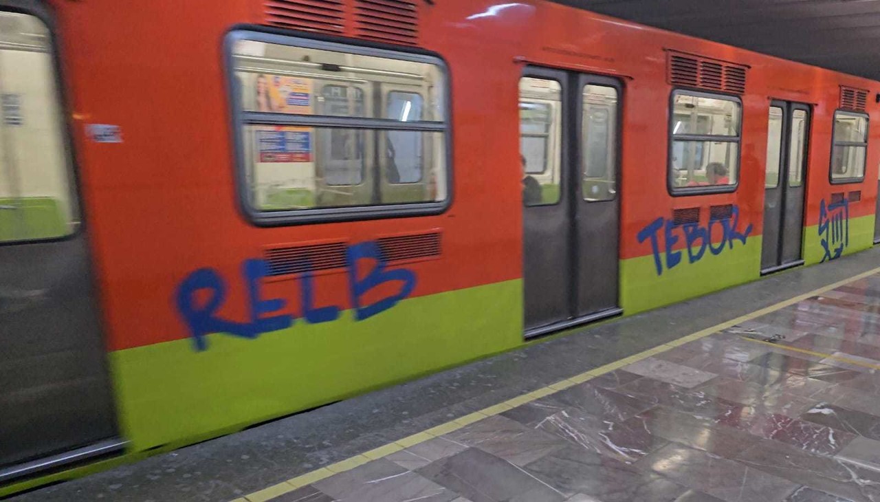 Metro con grafitis azules. Foto: @Gposiadeoficial