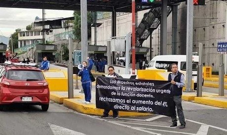 Maestros toman caseta en la Autopista México-Pachuca exigiendo aumento salarial