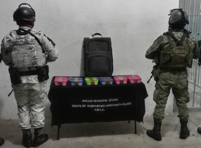 Elementos de la Guardia Nacional tras decomisar la maleta con droga. Foto: Informativo Ágora.