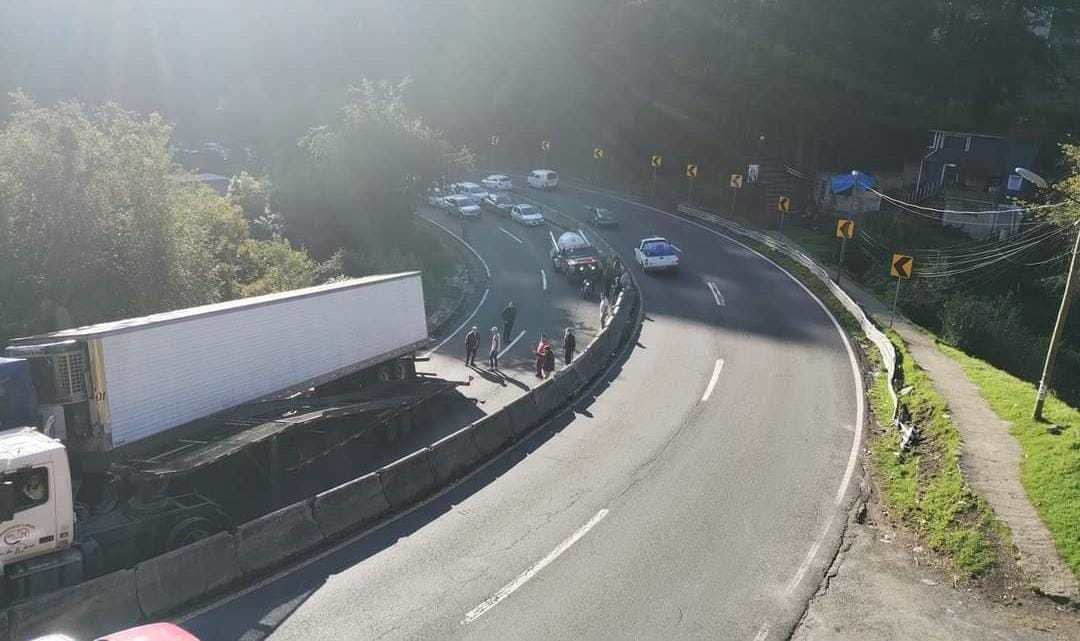 Tráileres atorados en curva: Caos en la carretera México-Toluca. Foto: RRSS