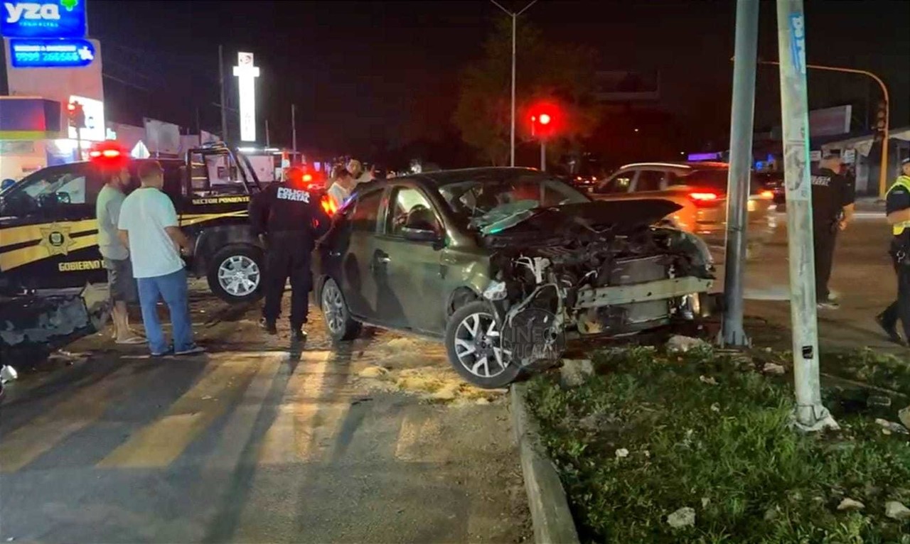 Un accidente se registró la noche del martes en el cruce de las avenidas Mérida 2000 y Juan Pablo II dejaron daños por varios miles de pesos.- Foto de Info Yucatán