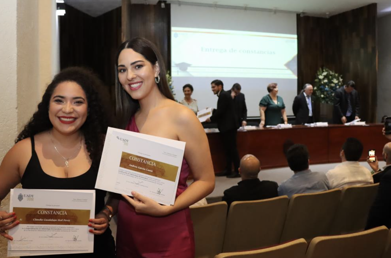 46 estudiantes de la Facultad de Odontología de la Uady concluyeron sus estudios de posgrado y fueron reconocidos durante una ceremonia académica realizada en días pasados.- Foto de la Uady