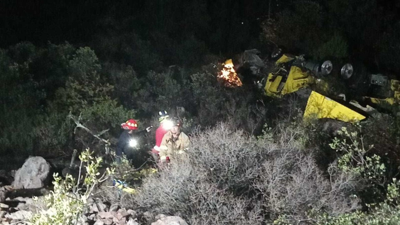 Fallece trailero al volcar y caer en un voladero. Foto: Especial.