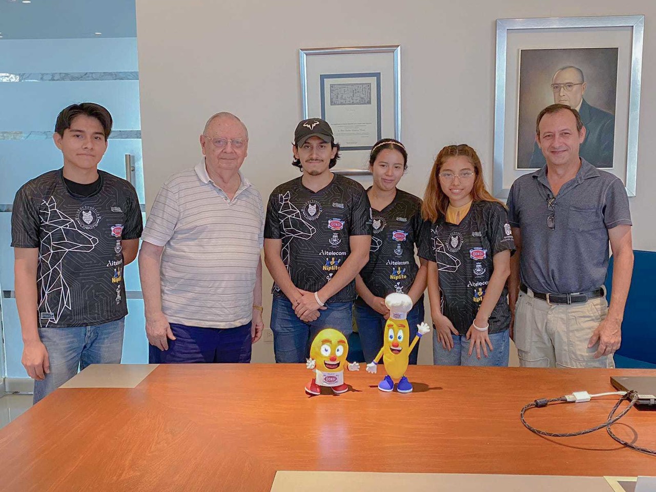 La familia Gomory, dueña de la galletera Dondé, recibió a los robots de Globito y Biscochito como forma de agradecimiento por apoyar al Club de Robótica Lobots.- Fotos del Club de Robótica Lobots.