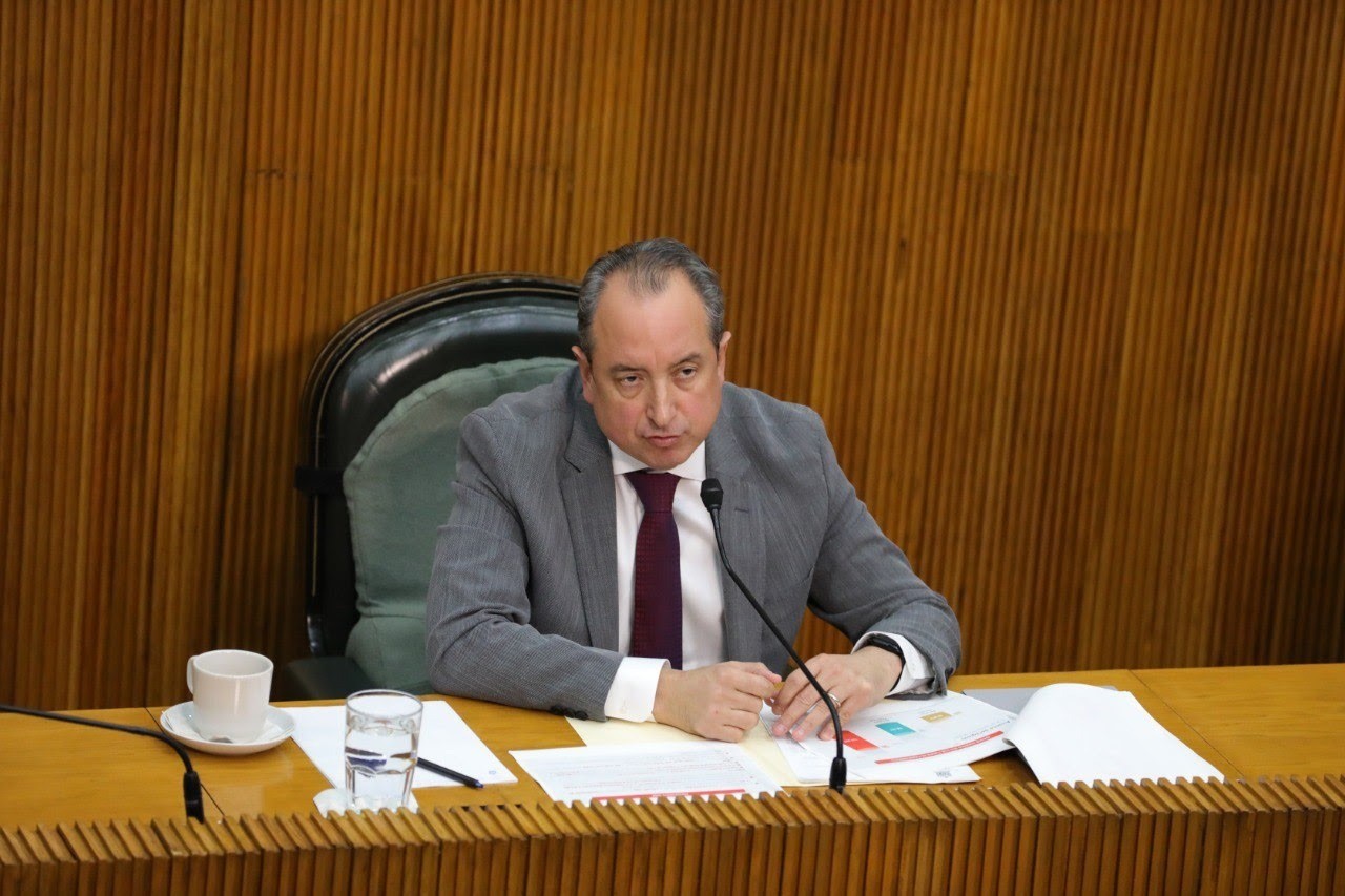 Carlos Garza Ibarra, titular de la Secretaría de Finanzas y Tesorería General de Nuevo León compareciendo ante el Congreso Local. Foto: Archivo/POSTA MX.