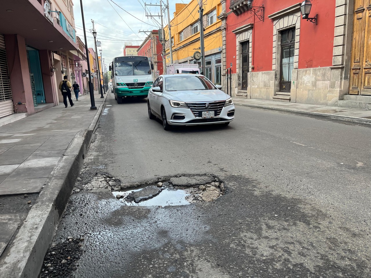 La actual administración municipal ha logrado reducir de 3 a 1.5 millones de metros cuadrados en daño de calles. Foto: Isaura Retaba.