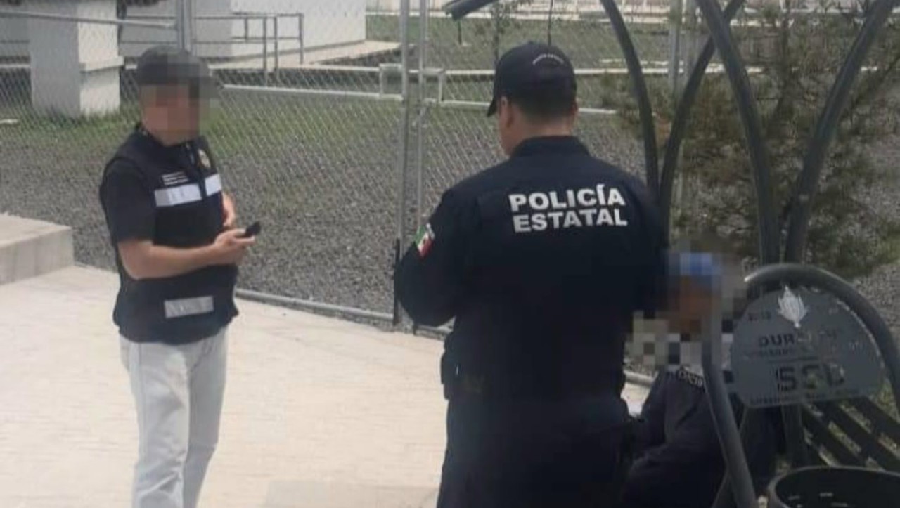 Policía Estatal y personal especializado en Salud Mental junto al hombre en crisis. Foto: Facebook SSP Durango.