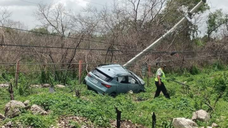 Automóvil se estrella contra un poste en la carretera Mérida-Progreso