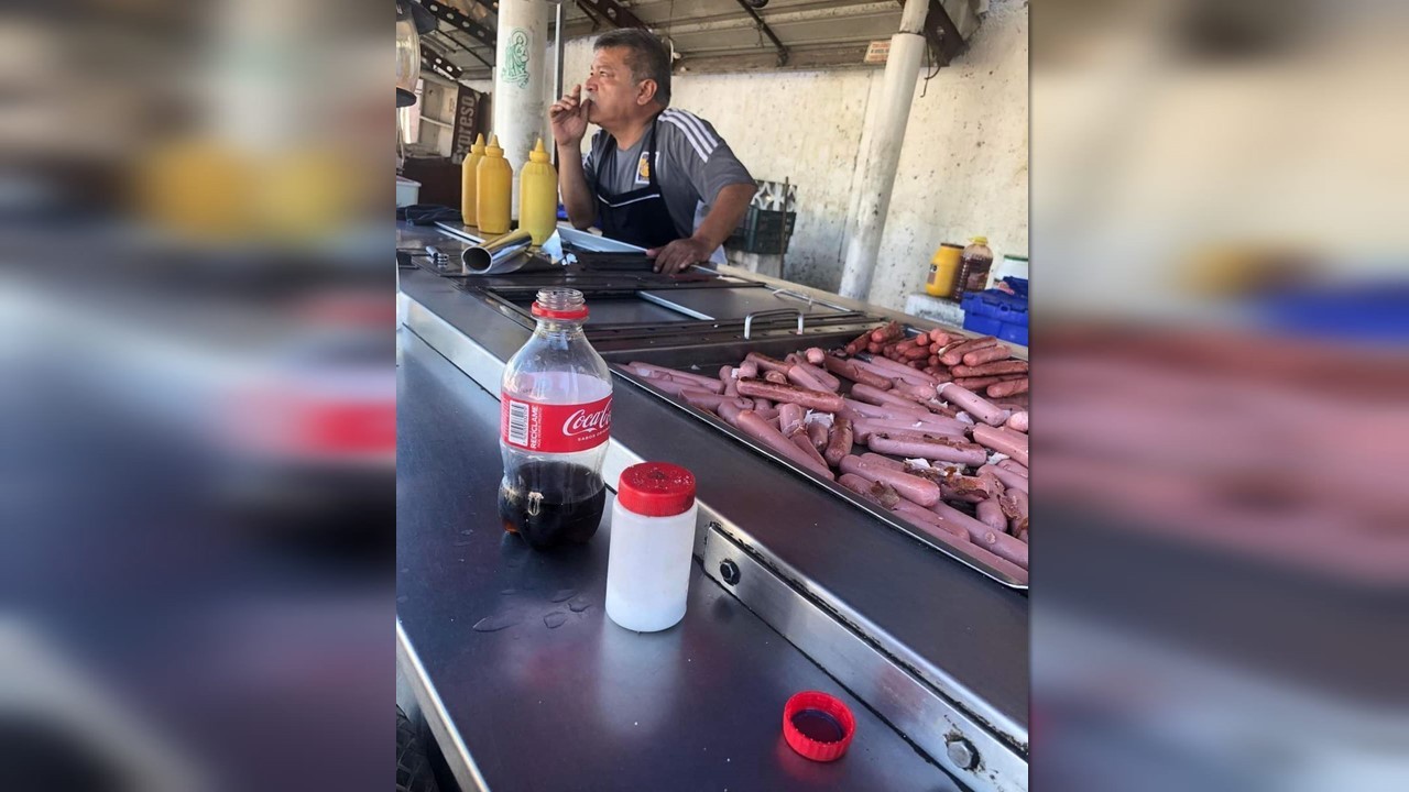 El 'pikas' vendedor de hotdog en ciudad Victoria. Foto: Sanjua Pineda