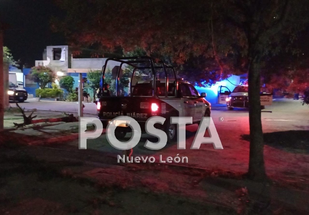 Patrulla de la policía de Juárez cubriendo la zona donde ocurrió la ejecución. Foto: Raymundo Elizalde/Archivo.