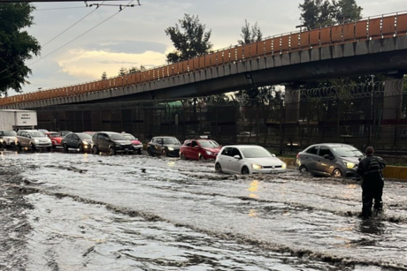 Lluvia en el Valle de México genera caos vial y encharcamientos