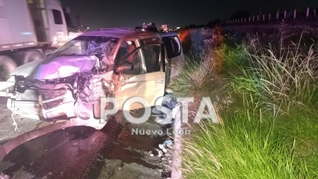 Muere conductor tras estrellar su auto contra un tráiler en Apodaca