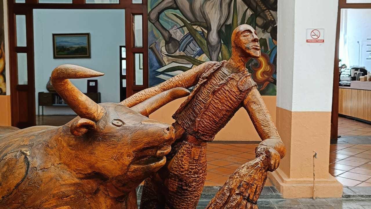 La escultura exhibida es 'La faena,' una talla en madera de nogal en una sola pieza que muestra un torero en plena lidia. Imagen: GEM