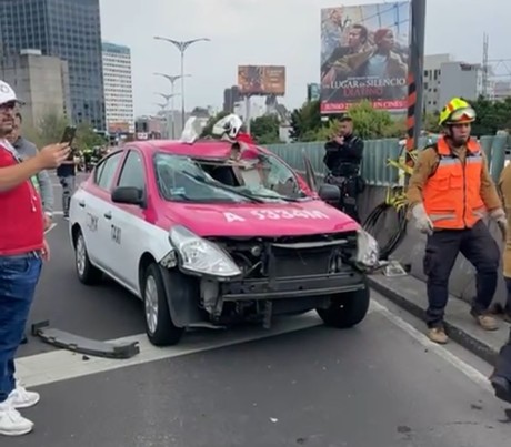 Taxi de la CDMX protagoniza aparatoso accidente en Río San Joaquín
