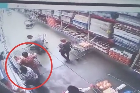 Así actúan los 'montachoques' en supermercados; captan robo en Costco (VIDEO)