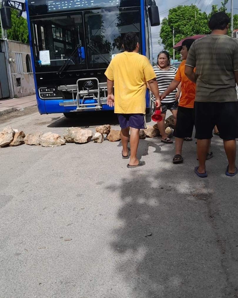 Los residentes de la zona usaron piedras y otros objetos para obstruir el paso Fotos: Redes sociales