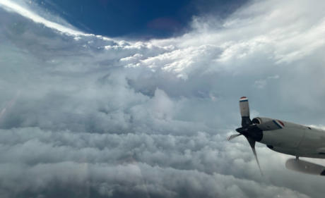 Avión cazahuracanes :Impactantes imágenes desde el ojo del huracán Beryl (VIDEO)