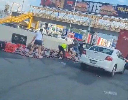 Los automovilistas que pasaban por la zona incluso tomaron lo que pudieron. Foto: X @LoquepasaenNL.