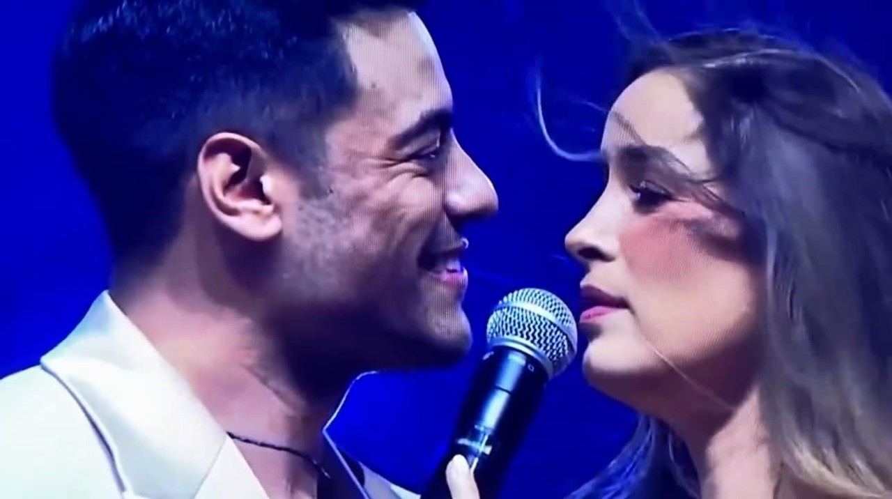 Carlos Rivera y Cynthia Rodríguez cantaron el tema de 'Si no Estás Conmigo'. Foto: Disney Plus