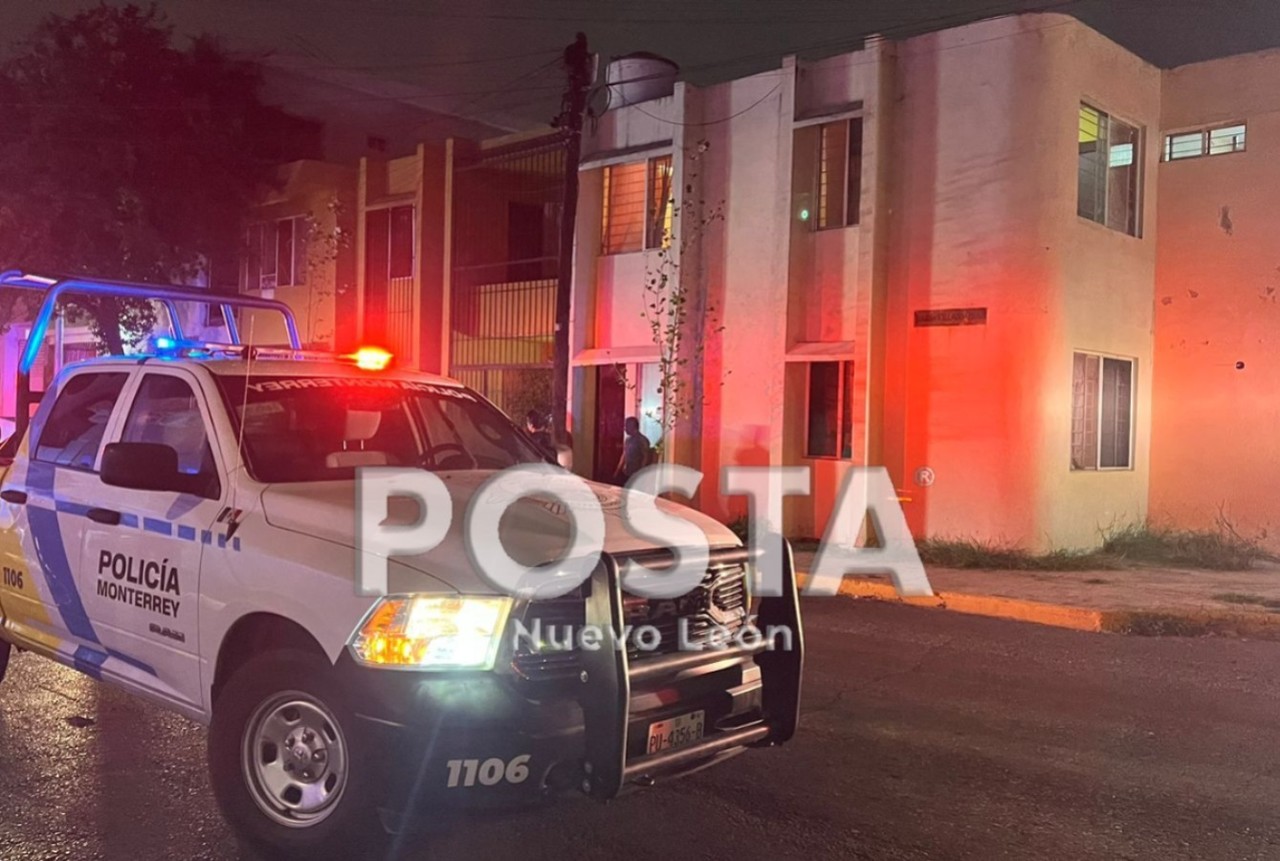 Patrullas de la policía de Monterrey a las afueras del inmueble donde ocurrió el pleito. Foto: Raymundo Elizalde.