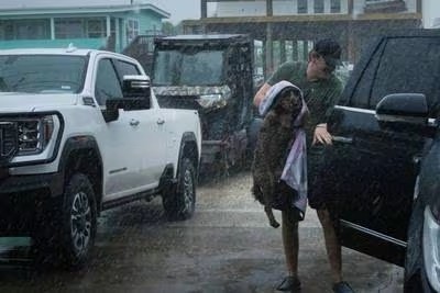 Un texano afectado por las precipitaciones ante el paso de 'Beryl'. Foto: El Financiero.