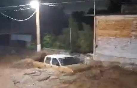 Pesadilla en Tlapa: Corriente arrastra vehículos; rescatan a 6 personas