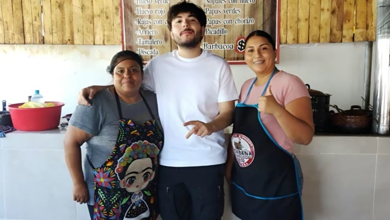 Tito Double P junto a dos trabajadoras del local de gorditas. Foto: Captura de pantalla.