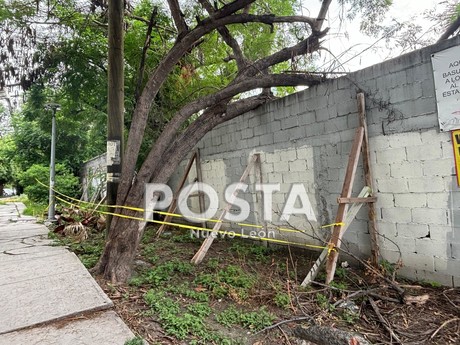 Preocupa barda a punto de caer en jardín de niños en Monterrey