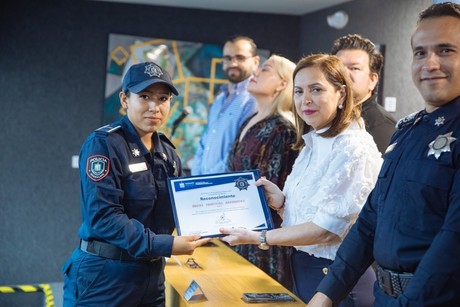 Cristina Díaz destaca el valor, honestidad y lealtad de 23 oficiales de Policía