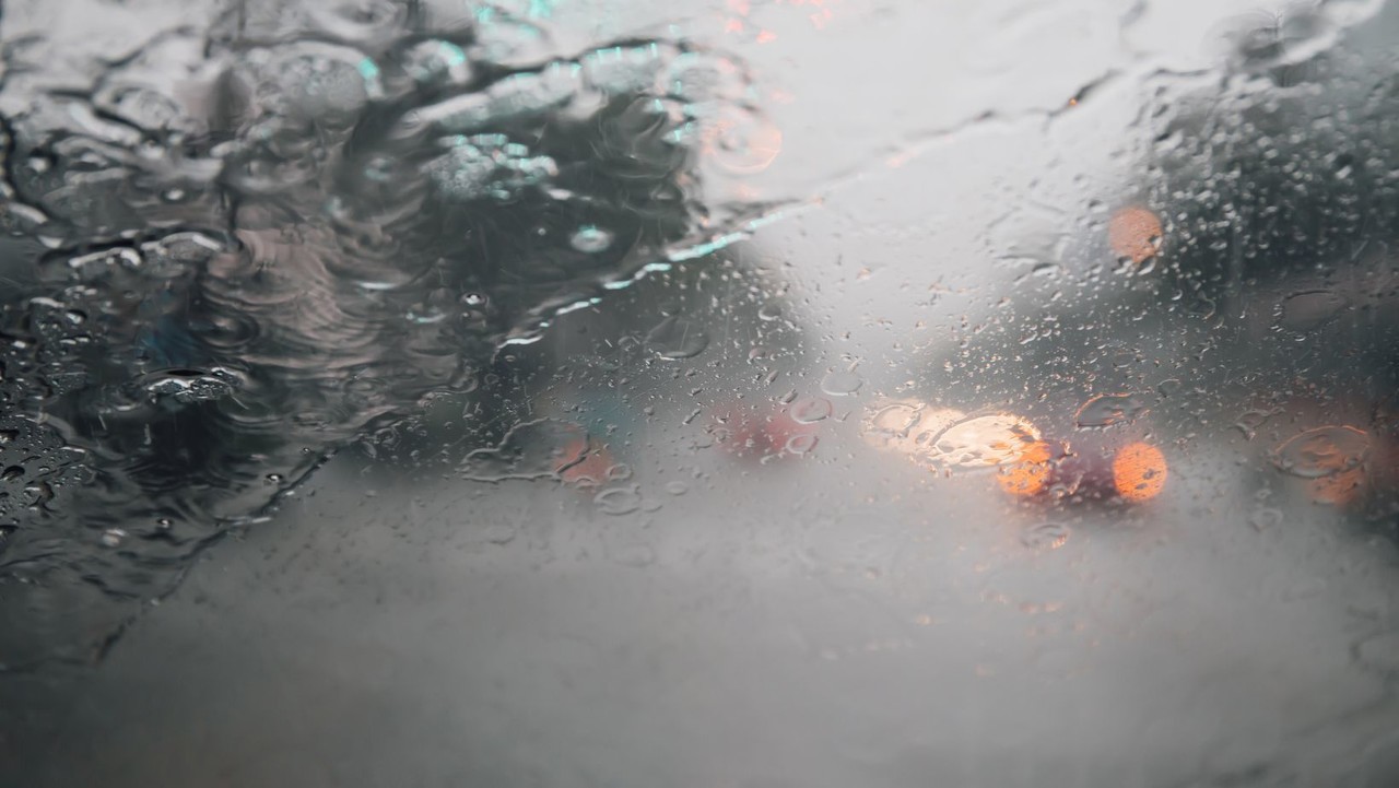 Lo más importante es no entrar en pánico cuando comienza a llover mientras manejas. (Fotografía: Canva)