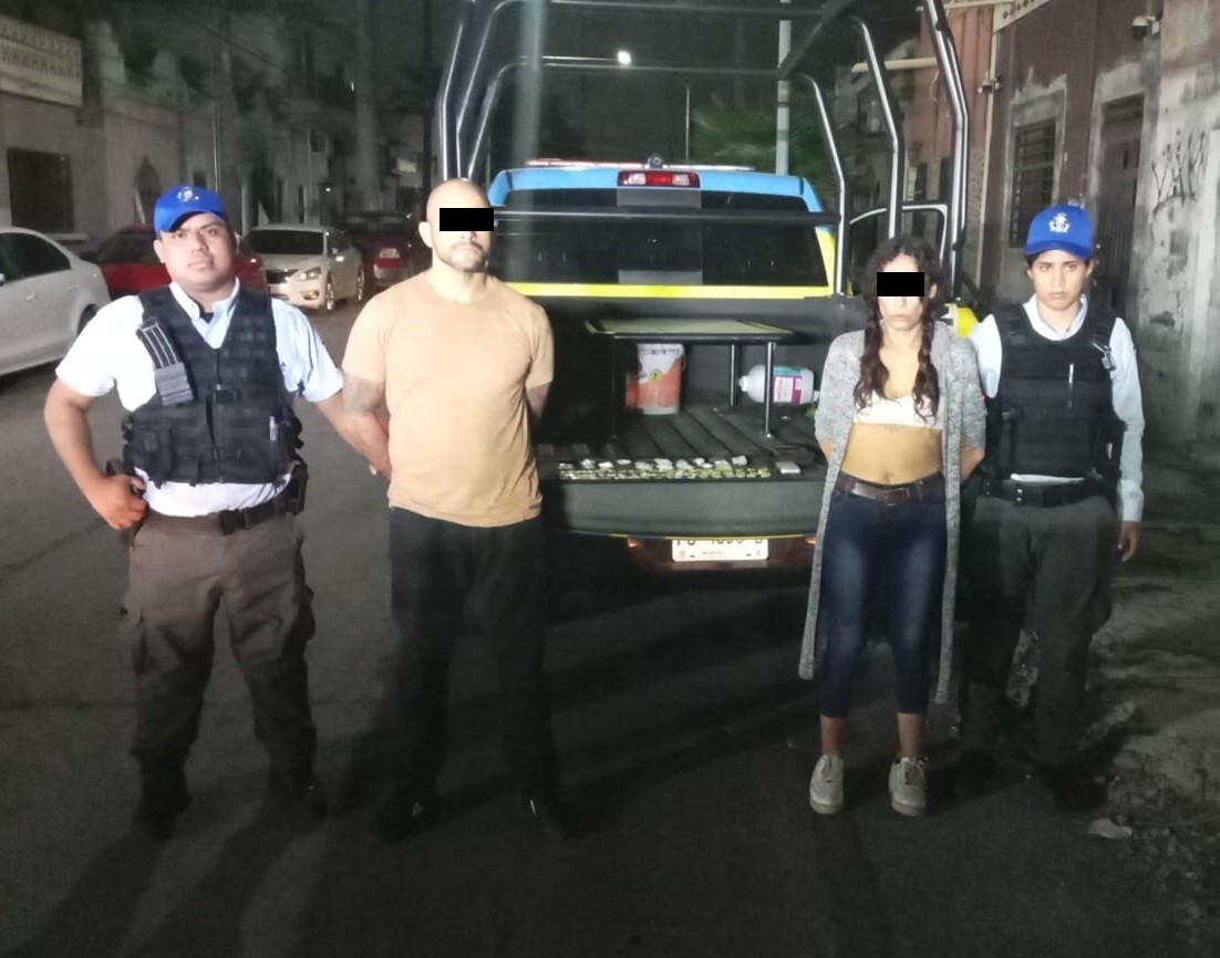 Carlos 'M' y Azucena 'G' tras haber sido detenidos por los policías municipales en la colonia Treviño. Foto: Policía de Monterrey.