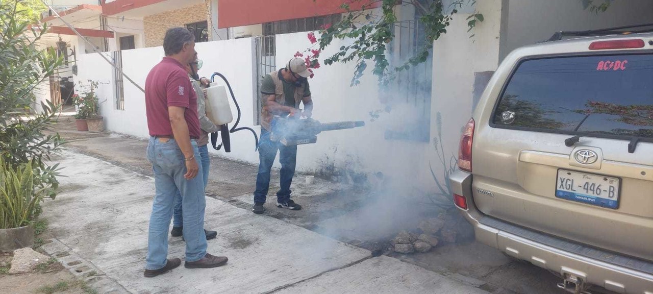 Labores de fumigación para prevenir el dengue. Foto: SST