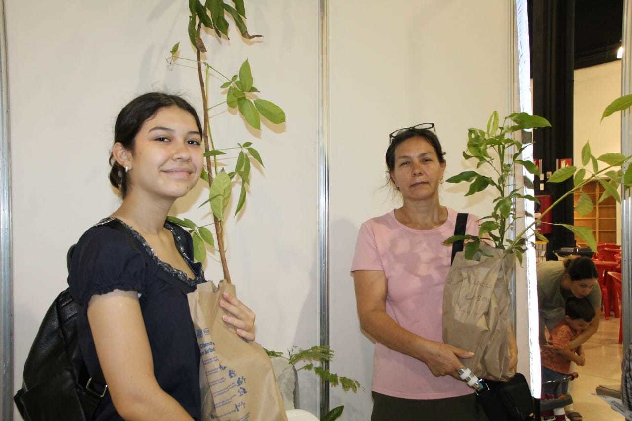 Durante tres días los visitantes a la Expo Foro Ambiental tuvieron la oportunidad de realizar diversas actividades y recibir árboles para la reforestación de la ciudad.- Foto de la Canaco Mérida