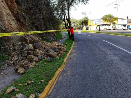 Reportan deslizamiento de rocas en Toluca; autoridades monitorean