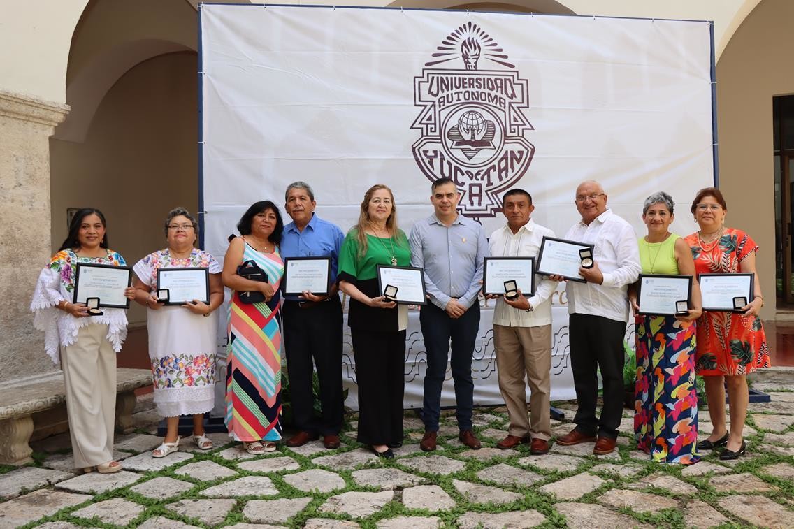 Por su destacada labor durante 30 y 43 años, un grupo de trabajadores de la Uady fueron reconocidos.- Foto de la Uady