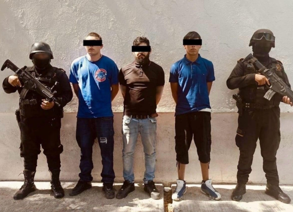 Los tres hombres detenidos por posesión ilegal de armas y estupefacientes en Linares. Foto: Facebook AL DÍA N.L.