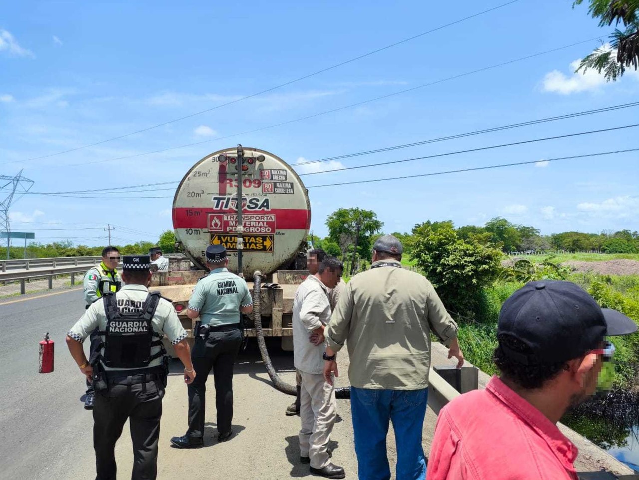 La Procuraduría Ambiental y Urbana de Tamaulipas, dio a conocer que PEMEX realiza labores para la extracción del hidrocarburo y remediación del impacto ambiental. Foto: Redes sociales