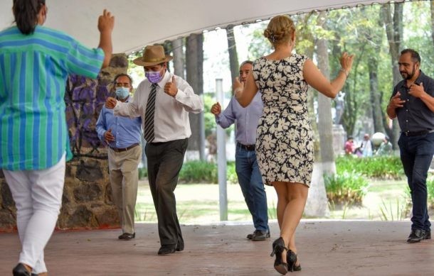 Personas bailando Danzón.   Foto: Especial