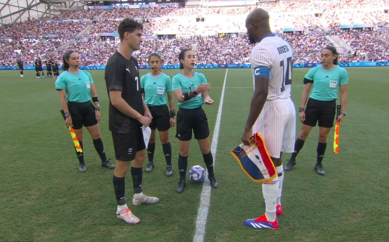 Árbitras mexicanas en el partido de Nueva Zelanda y Francia.    Foto: Especial