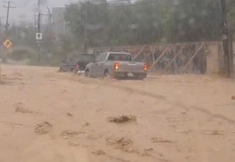 Cierran retornos por creciente de corriente en arroyos de Santiago