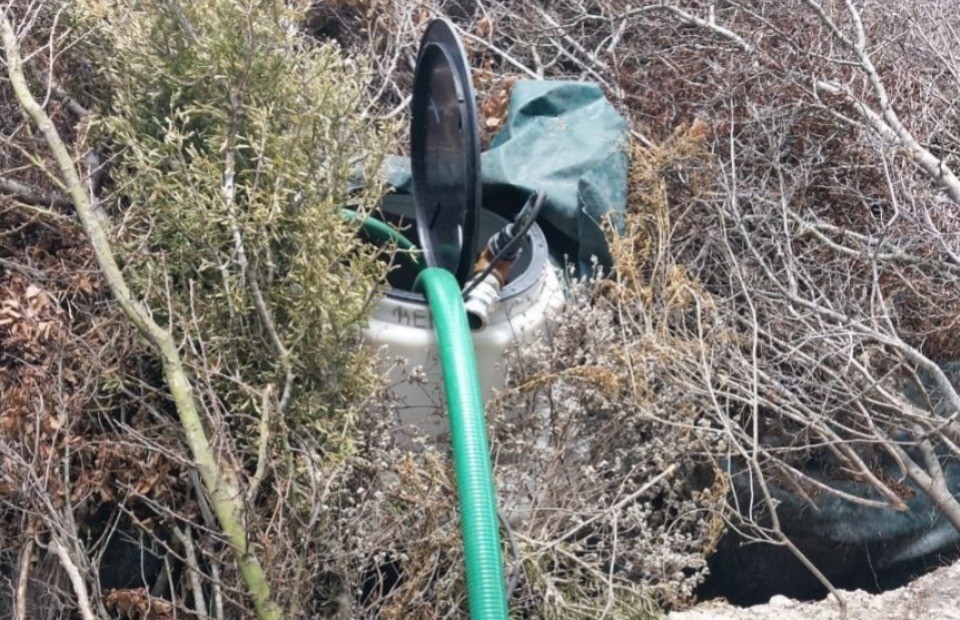 Una manguera que estaba dentro de la toma clandestina encontrada en Pesquería. Foto: Facebook FGR Nuevo León.