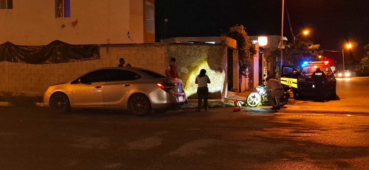 Debido a que no conocía las calles de Ciudad Caucel el guiador de un auto chocó contra una motocicleta la noche del jueves.- Foto de Telesur Yucatán