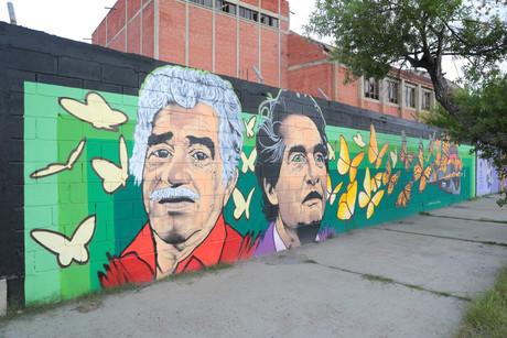Artistas neolaredenses embellecen la imagen urbana con sus murales