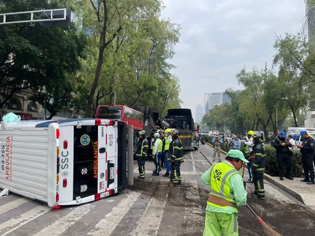 Volcadura de ambulancia en Reforma deja a cuatro personas heridas