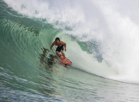 Él es Alan Cleland, el primer surfista mexicano en las Olimpiadas