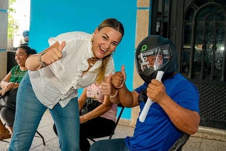 Cecilia Patrón entrega cascos con certificación DOT en Mérida