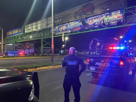 Municipales evitan suicidio en puente peatonal Francisco Villa