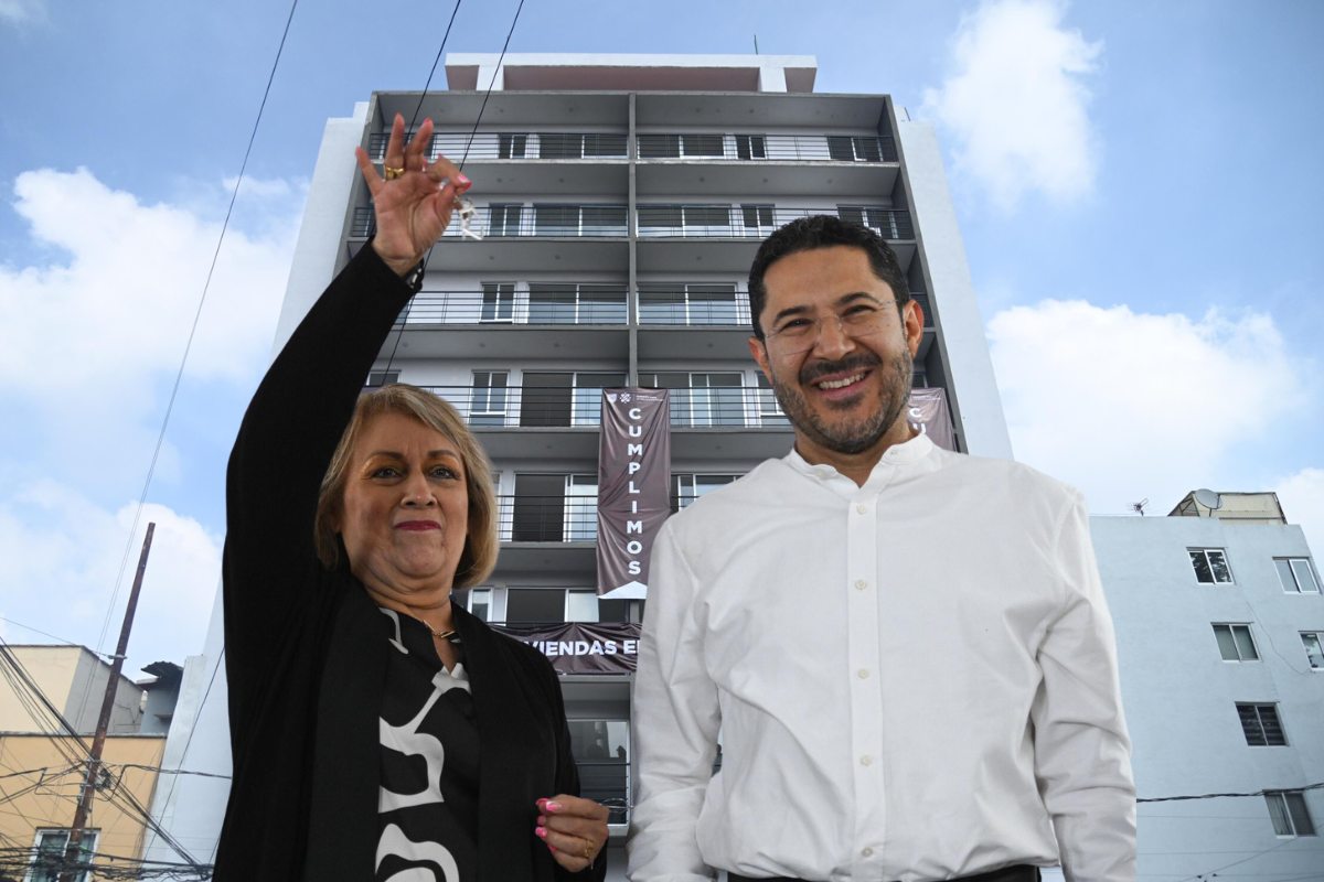 Edificio multifailiar recién entregado, Martí Batres con ciudadana. Foto: @martibatres